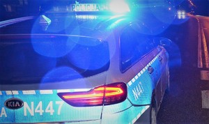 zdjęcia z miejsca zdarzenia: radiowóz oraz pojazd sprawcy