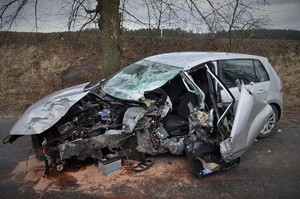 Zdjęcia z miejsca zdarzenia przedstawiające radiowóz podczas zabezpieczenia miejsca , samochód biorący udział w zdarzeniu drogowym