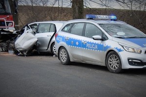 Zdjęcia z miejsca zdarzenia przedstawiające radiowóz podczas zabezpieczenia miejsca , samochód biorący udział w zdarzeniu drogowym