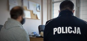 policjant podczas czynności z zatrzymanym