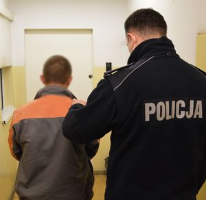 policjanci z zatrzymanymi podczas czynności
