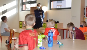 policjantka podczas spotkania