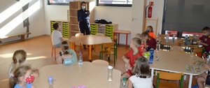 policjantka podczas spotkania