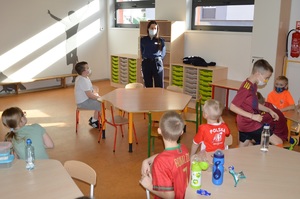 policjantka podczas spotkania
