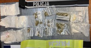 zdjęcia przedstawiające policjantów podczas doprowadzenia z zatrzymanym oraz zabezpieczone narkotyki