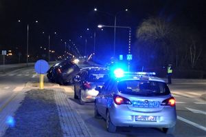 policjanci pracują w miejscu wypadku