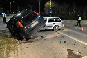 policjanci pracują w miejscu wypadku