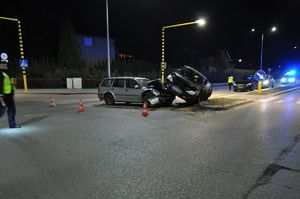 policjanci pracują w miejscu wypadku