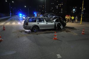 policjanci pracują w miejscu wypadku