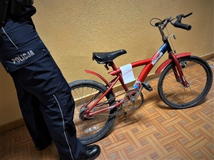 policjant stoi przy rowerze