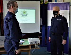 policjanci podczas odprawy rocznej