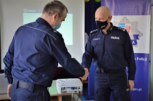 policjanci podczas odprawy rocznej