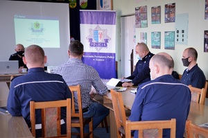 policjanci podczas odprawy rocznej