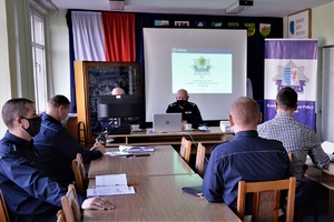 policjanci podczas odprawy rocznej