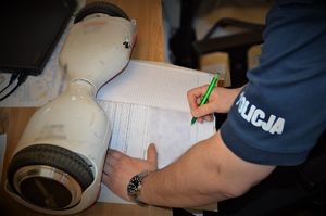 policjanci wykonują czynności z zatrzymanym
