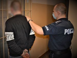 policjanci wykonują czynności z zatrzymanym
