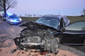 policjanci pracują w miejscu wypadku