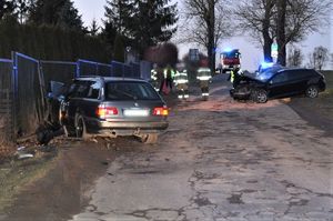 policjanci pracują w miejscu wypadku