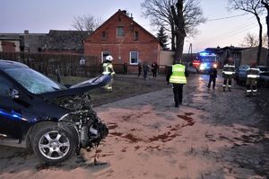 policjanci pracują w miejscu wypadku