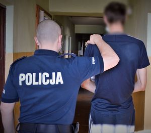 policjanci doprowadzają zatrzymanych