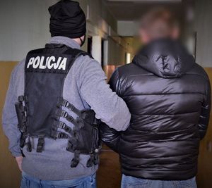 policjanci doprowadzają zatrzymanych