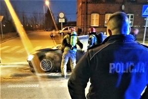 Policjanci pracują na miejscu pożaru