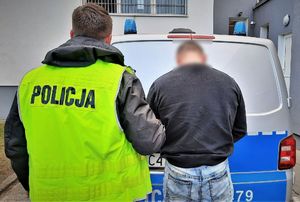 policjanci doprowadzają zatrzymanych