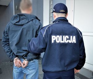 policjanci doprowadzają zatrzymanych