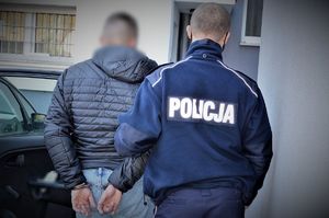 policjanci doprowadzają zatrzymanych