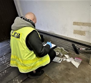 policjanci wykonują czynności z zatrzymanym