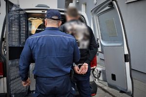 policjanci wykonują czynności z zatrzymanym