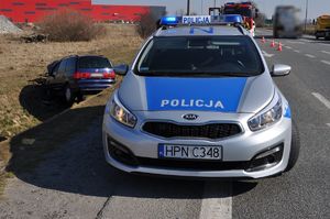policjanci pracują w miejscach wypadków