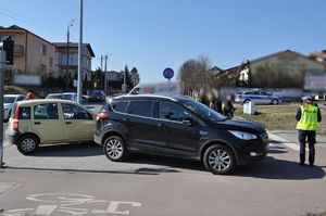 policjanci pracują w miejscach wypadków