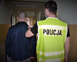 policjanci wykonują czynności z zatrzymanym