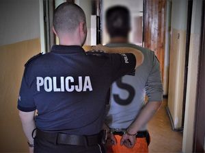policjanci wykonują czynności z zatrzymanymi