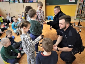 policjanci na spotkaniach w przedszkolach
