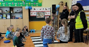 policjanci na spotkaniach w przedszkolach