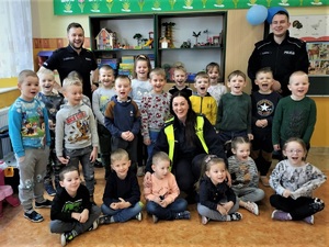 policjanci na spotkaniach w przedszkolach