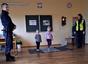 policjanci na spotkaniach w przedszkolach