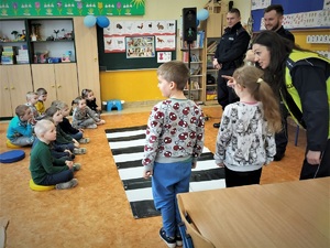 policjanci na spotkaniach w przedszkolach