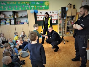 policjanci na spotkaniach w przedszkolach
