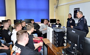 policjanci agitowali do wstąpienia do Policji