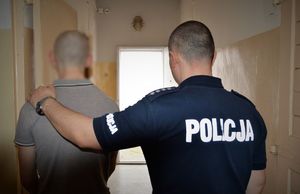policjant doprowadza zatrzymnego