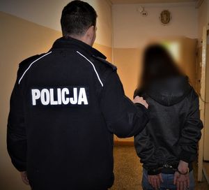 policjant doprowadza zatrzymaną