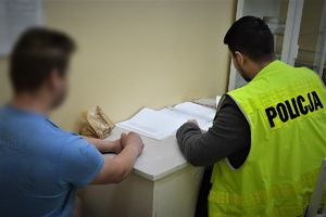 policjant przesłuchuje zatrzymanego