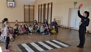 policjantka na spotkaniu z dziećmi
