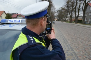 policjant mierzący prędkość