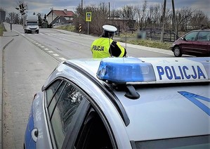 policjant mierzy prędkość