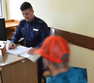 policjant przesłuchuje zatrzymuje