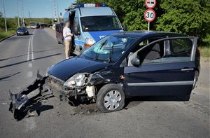 policjanci pracują w miejscu wypadku